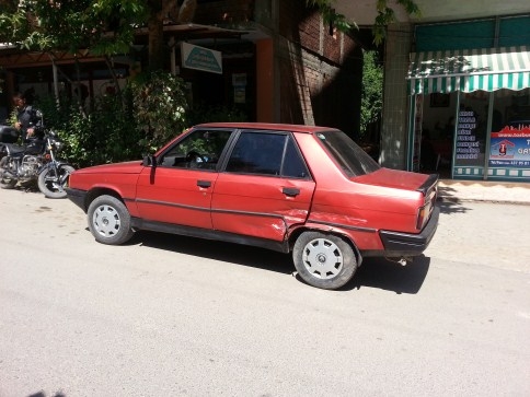 Virajı Alamayan Otomobil Kaza Yaptı