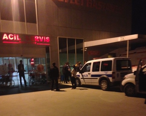 Çıkan Kavgada 3 kişi Aldığı Bıçak Darbesiyle Yaralandı 