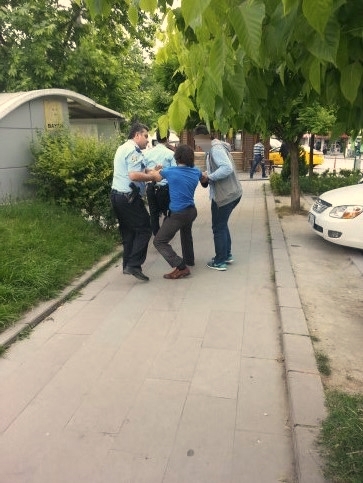 Cami Avlusunda Yabancı Madde Kullanan Gence Polis Müdahalesi 
