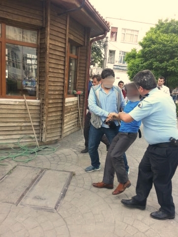 Cami Avlusunda Yabancı Madde Kullanan Gence Polis Müdahalesi 
