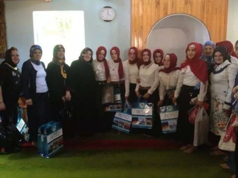 Akyazı Ak Parti Kadın Kolları Hatim Cemiyetinde Hediye Dağıttı