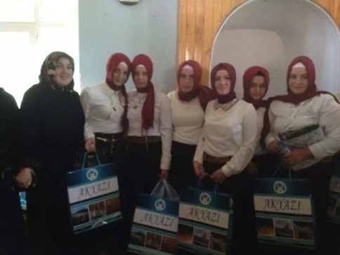 Akyazı Ak Parti Kadın Kolları Hatim Cemiyetinde Hediye Dağıttı