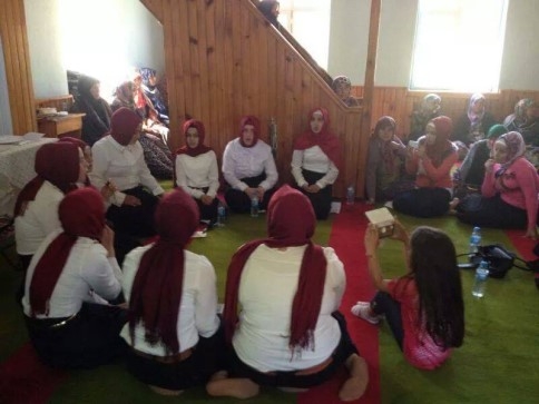 Akyazı Ak Parti Kadın Kolları Hatim Cemiyetinde Hediye Dağıttı