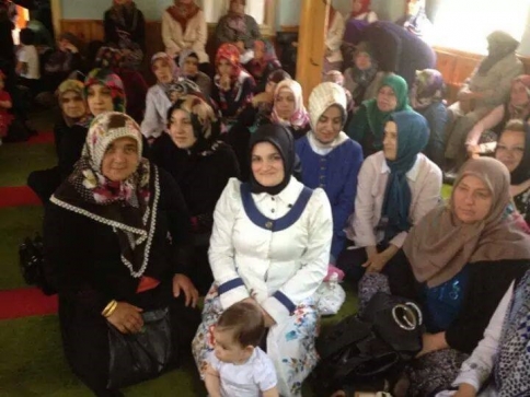 Akyazı Ak Parti Kadın Kolları Hatim Cemiyetinde Hediye Dağıttı