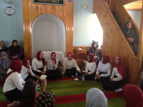 Akyazı Ak Parti Kadın Kolları Hatim Cemiyetinde Hediye Dağıttı