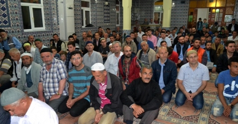 Akyazı'da da Miraç Kandili camilerde huşu içinde kutlandı