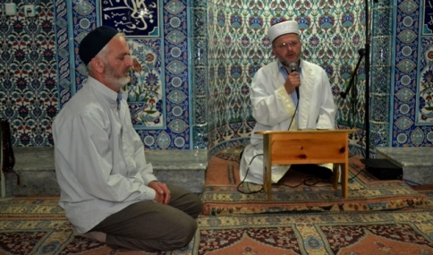 Akyazı'da da Miraç Kandili camilerde huşu içinde kutlandı