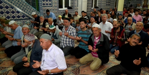 Akyazı'da da Miraç Kandili camilerde huşu içinde kutlandı