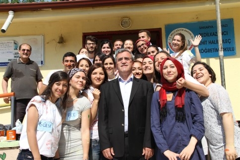 Üniversite Öğrencilerinden Okul Güzelleştirme Çalışmaları