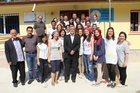 Üniversite Öğrencilerinden Okul Güzelleştirme Çalışmaları