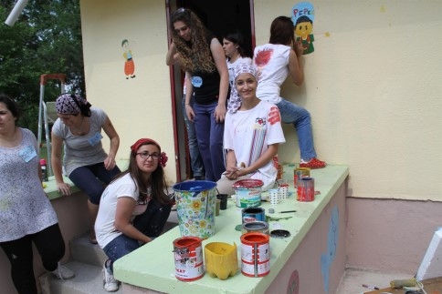 Üniversite Öğrencilerinden Okul Güzelleştirme Çalışmaları