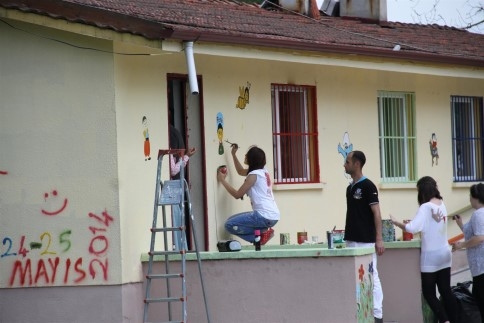 Üniversite Öğrencilerinden Okul Güzelleştirme Çalışmaları