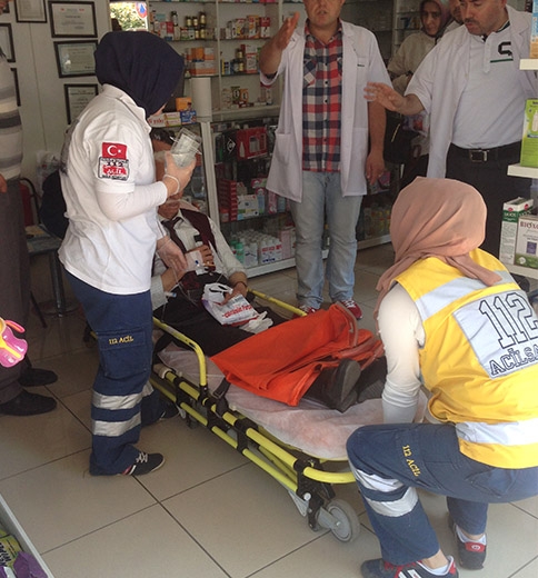 Fenalaşarak Yere Düşen Yaşlı Adam Hastaneye Kaldırıldı.