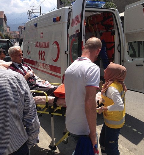 Fenalaşarak Yere Düşen Yaşlı Adam Hastaneye Kaldırıldı.