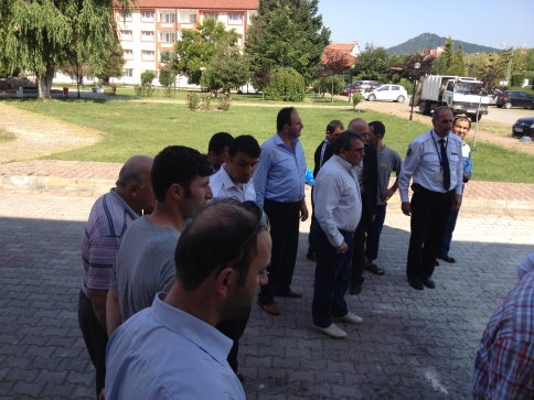 Akyazı ilçesi Kuzuluk Mahesinde park halindeki otomobil birden alev aldı