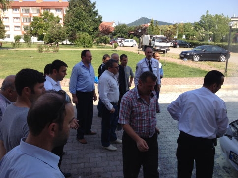 Akyazı ilçesi Kuzuluk Mahesinde park halindeki otomobil birden alev aldı