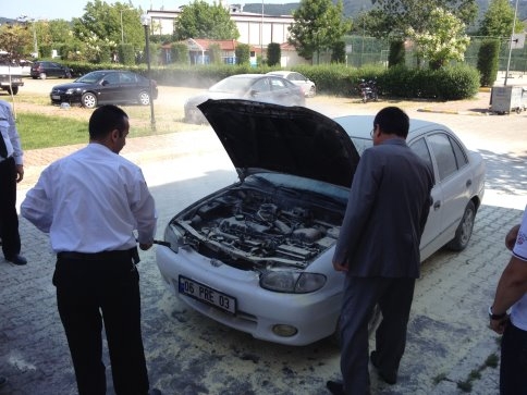 Akyazı ilçesi Kuzuluk Mahesinde park halindeki otomobil birden alev aldı