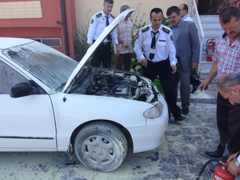 Akyazı ilçesi Kuzuluk Mahesinde park halindeki otomobil birden alev aldı