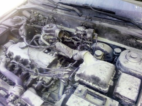 Akyazı ilçesi Kuzuluk Mahesinde park halindeki otomobil birden alev aldı