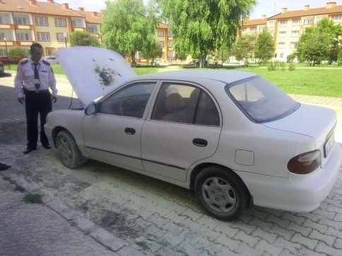 Akyazı ilçesi Kuzuluk Mahesinde park halindeki otomobil birden alev aldı
