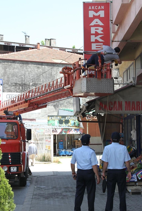 Tehlike Oluşturan Tabelalar Sökülüyor ! İlk Önce Akrabasından Başladı