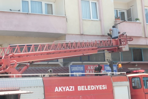 Tehlike Oluşturan Tabelalar Sökülüyor ! İlk Önce Akrabasından Başladı