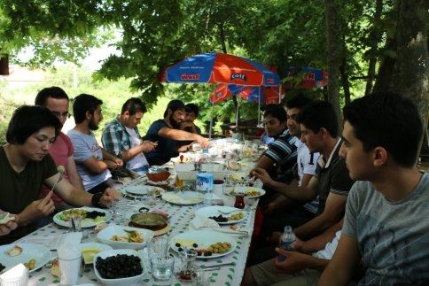 Yedirenk Uluslararası Öğrenci Derneği Yürüyüş Düzenledi.