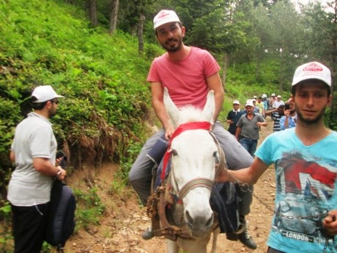 Yedirenk Uluslararası Öğrenci Derneği Yürüyüş Düzenledi.