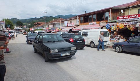 Bozuk Yollar İçin Trafiği Kapattı