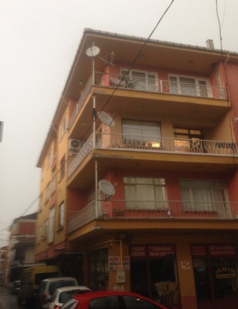 Binaya Yıldırım Düştü 