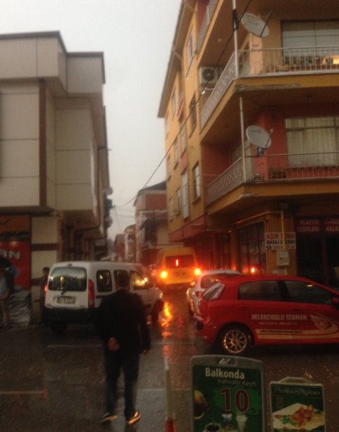 Binaya Yıldırım Düştü 