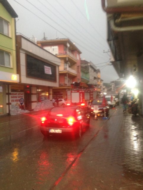 Binaya Yıldırım Düştü 