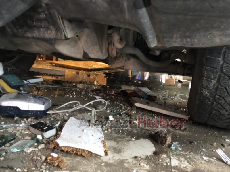 Restorana Aracın girme Anı VİDEO