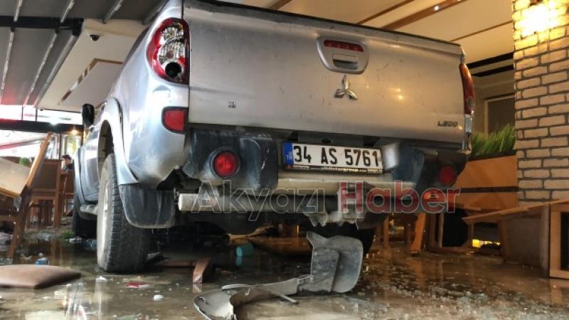 Restorana Aracın girme Anı VİDEO