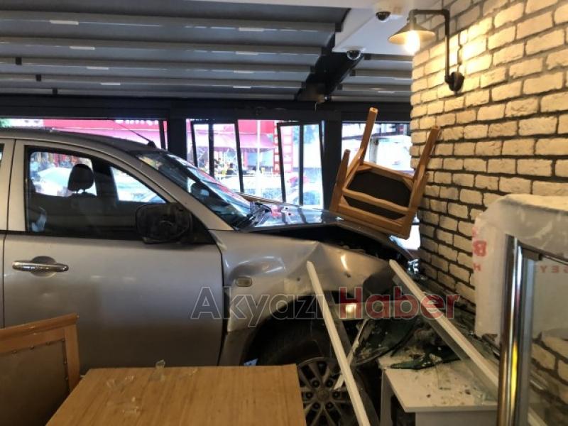 Restorana Aracın girme Anı VİDEO