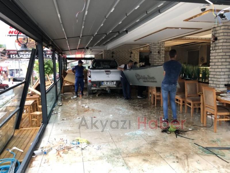 Restorana Aracın girme Anı VİDEO