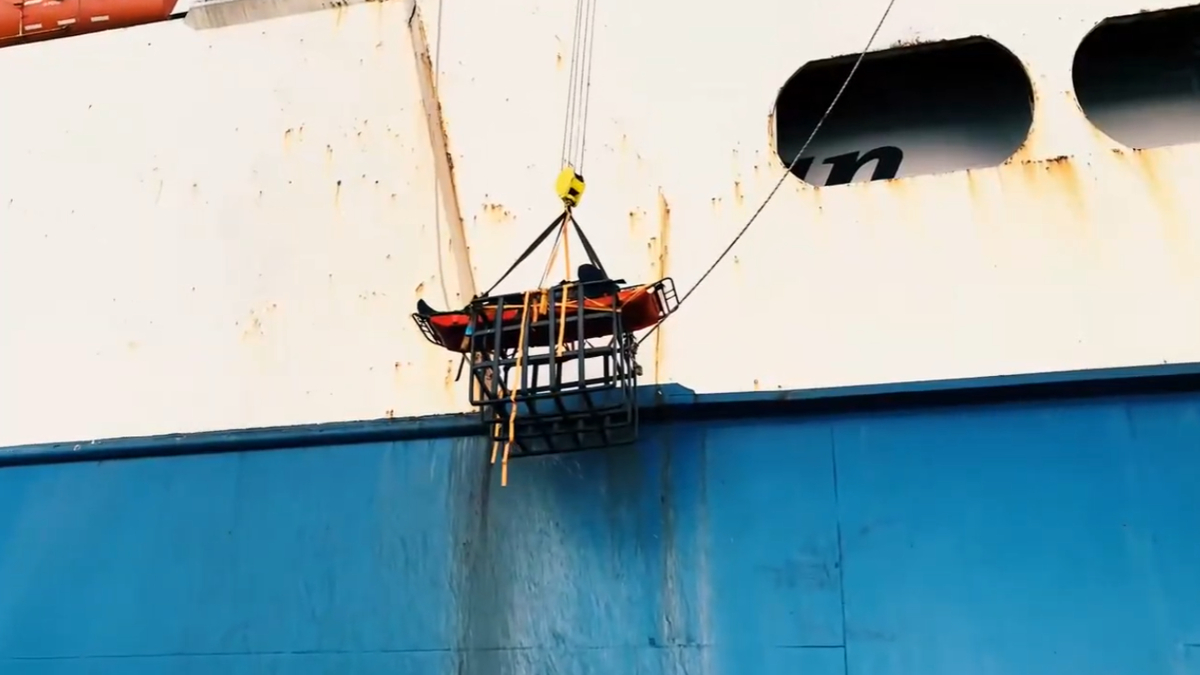 RO-RO gemisindeki hasta kurtarma operasyonunun görüntüleri ortaya çıktı