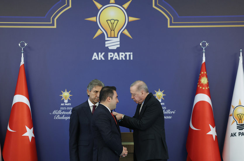 Rozetlerini Başkan Erdoğan taktı; 7 belediye daha AK Parti'ye katıldı