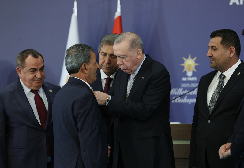 Rozetlerini Başkan Erdoğan taktı; 7 belediye daha AK Parti'ye katıldı