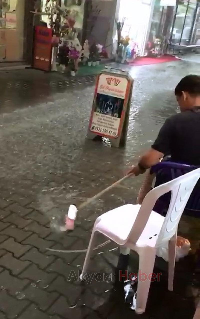 Sağanak yağış sonrası yollar göle döndü