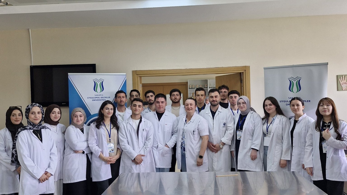 Sağlık öğrencilerinden uygulamalı eğitim adımı