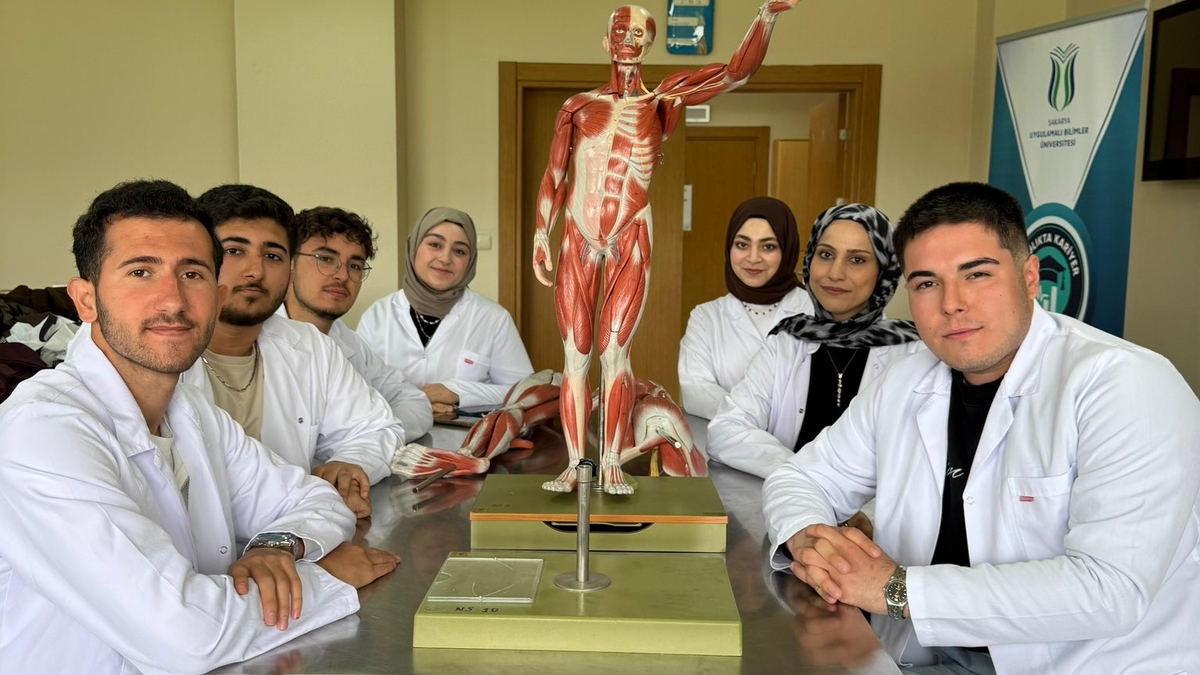 Sağlık öğrencilerinden uygulamalı eğitim adımı