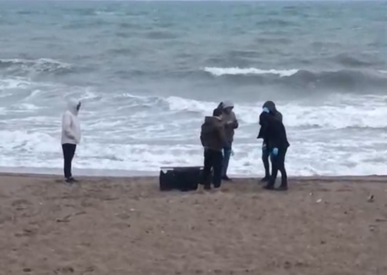Sahile vuran uyuşturucu dolu çanta ile ilgili soruşturma derinleştirildi