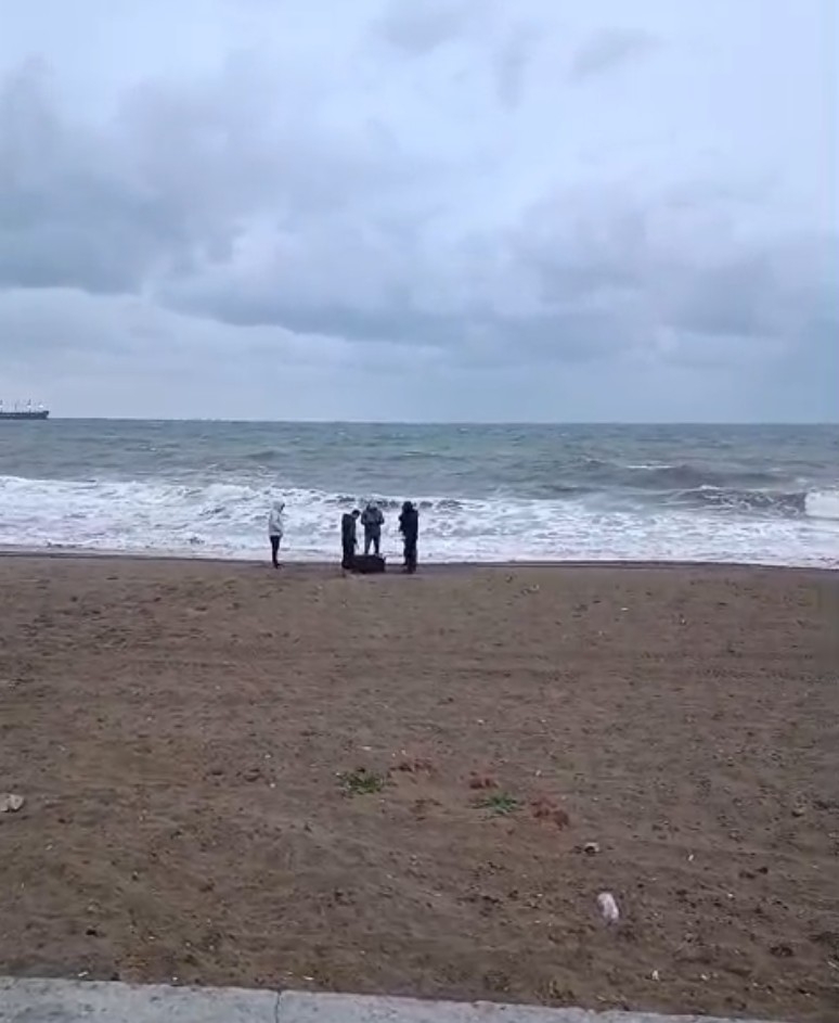 Sahile vuran uyuşturucu dolu çanta ile ilgili soruşturma derinleştirildi