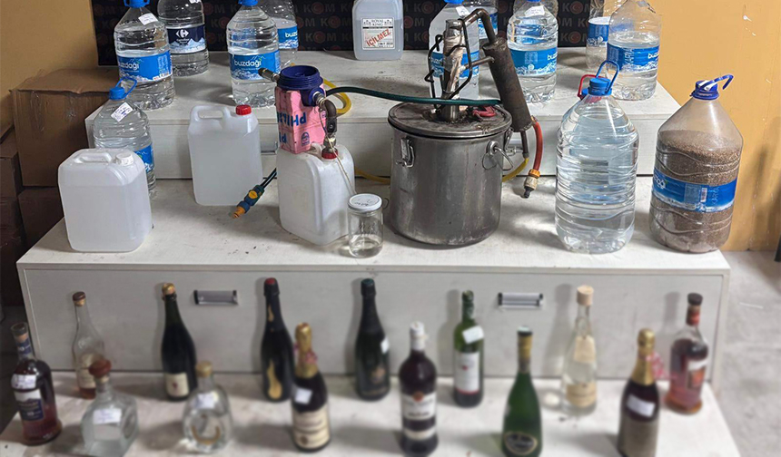 Sahte içki imalathanesine baskın kamerada