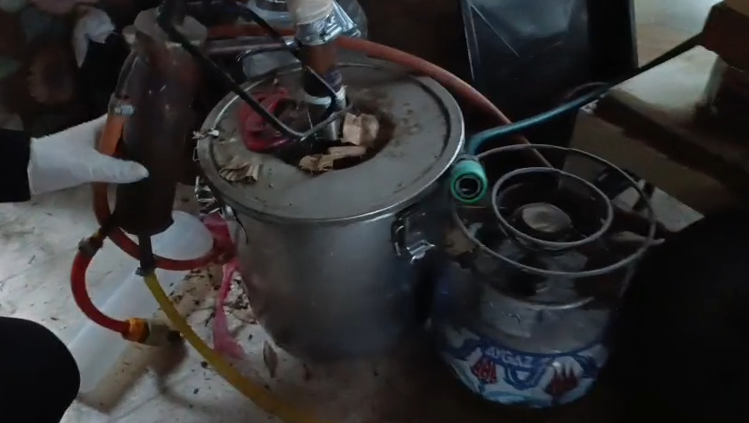 Sahte içki imalathanesine baskın kamerada