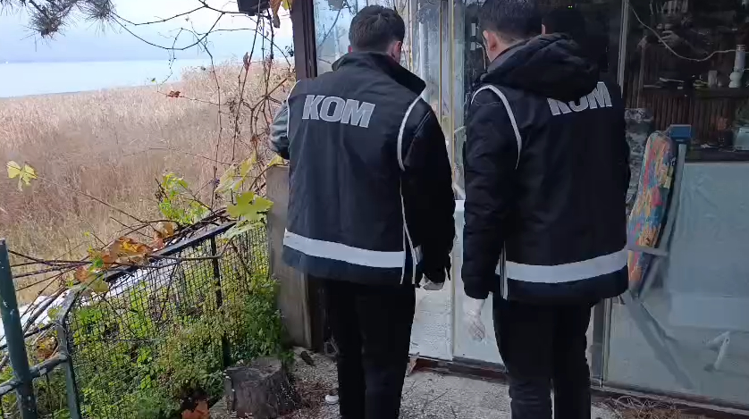 Sahte içki imalathanesine baskın kamerada