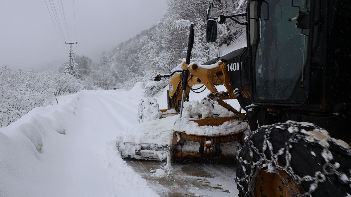Sakarya Büyükşehir ekipleri 36 farklı grup yolunda karla mücadele ediyor