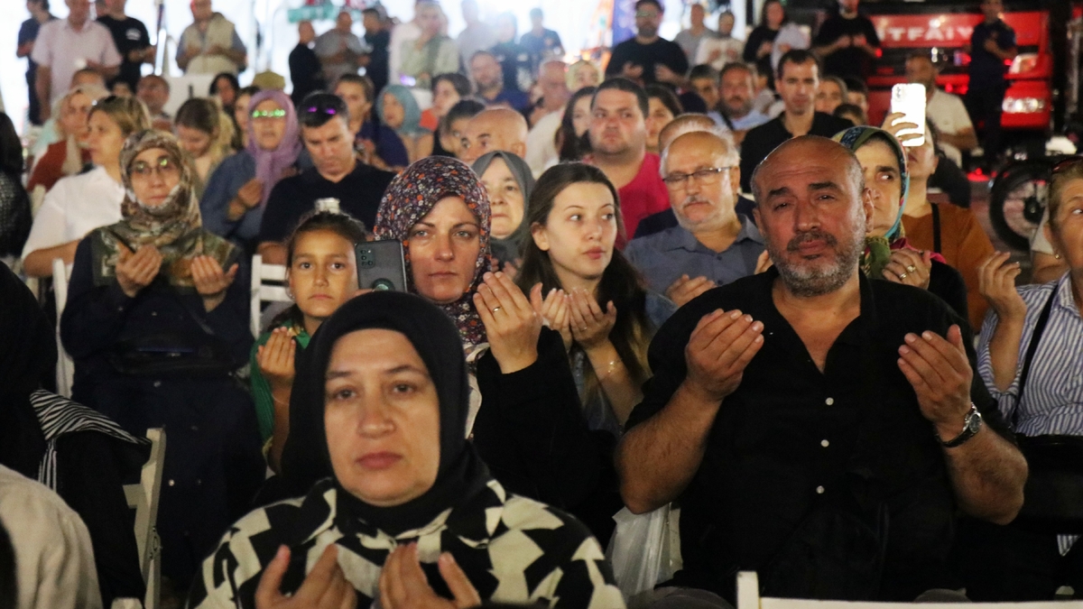 Sakarya'da deprem şehitleri dualarla anıldı
