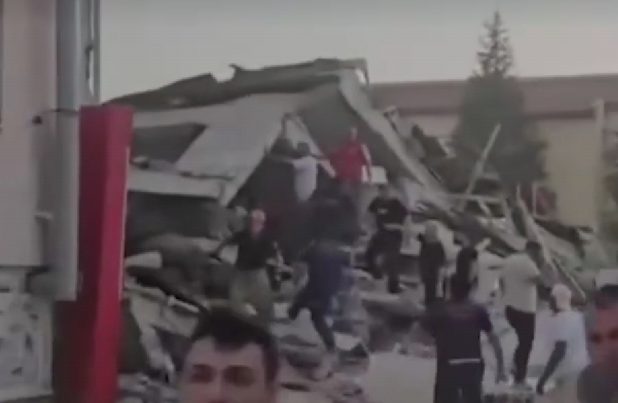 Depremin vurduğu Sındırgı da 10 bina yıkıldı